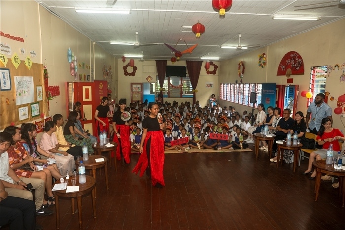 中華學(xué)校學(xué)生表演扇子舞。