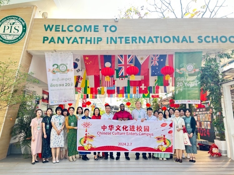 駐老撾使館政治處主任杜長青與白云碧國際學校校方、參會志愿者教師合影。活動主辦方供圖