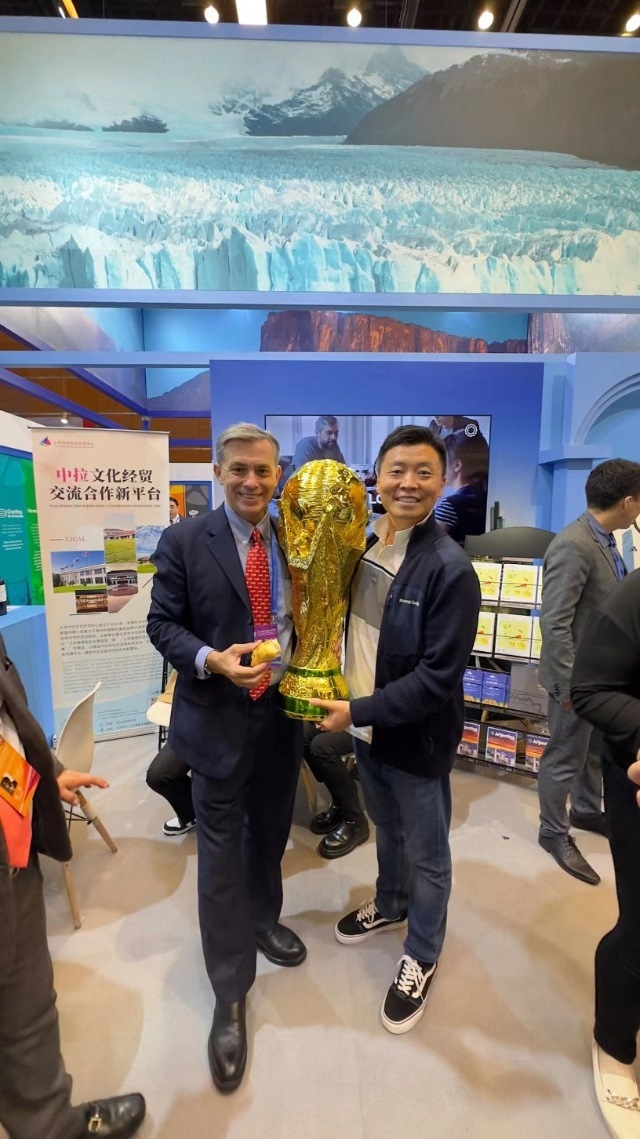 2022年，馬克西米與同事在上海。圖片由受訪者提供