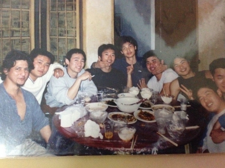 2007 年，卡洛斯·卡斯蒂略（左一）和他的中國朋友在武漢慶祝春節(jié)。圖片由受訪者提供