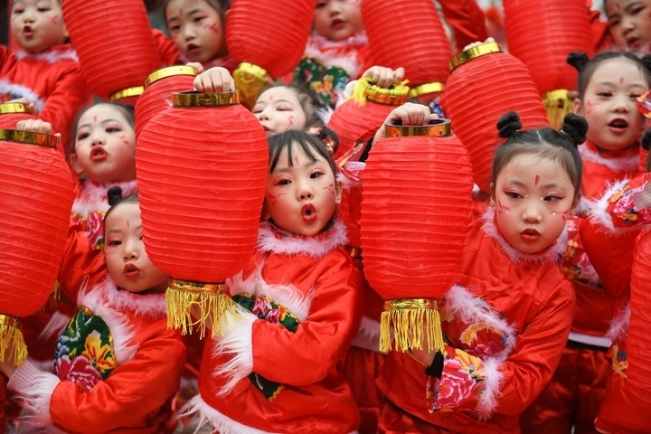 1月18日，四川省閬中市閬中古城，民間藝人和文藝工作者在表演節(jié)目歡度臘八節(jié)，喜迎農(nóng)歷新年。這是參演的小朋友在表演。新華社發(fā)（王玉貴 攝）