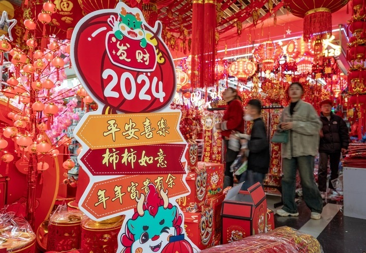 1月11日，顧客在昆明新螺螄灣國際商貿(mào)城選購節(jié)日飾品。新華社記者 陳欣波 攝