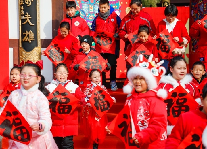 2月2日，小朋友在濟南五龍?zhí)毒皡^(qū)參加送福字活動。新華社發(fā)（徐舟攝）