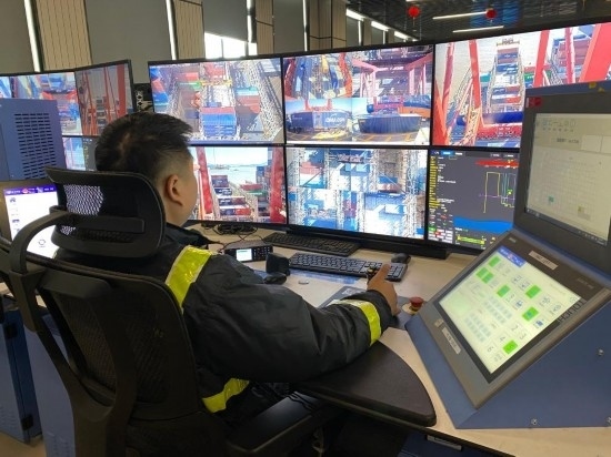 圖為寧波舟山港梅山港區(qū)遠控操作室內(nèi)，橋吊司機在遠程控制橋吊裝卸。新華社記者魏一駿 攝