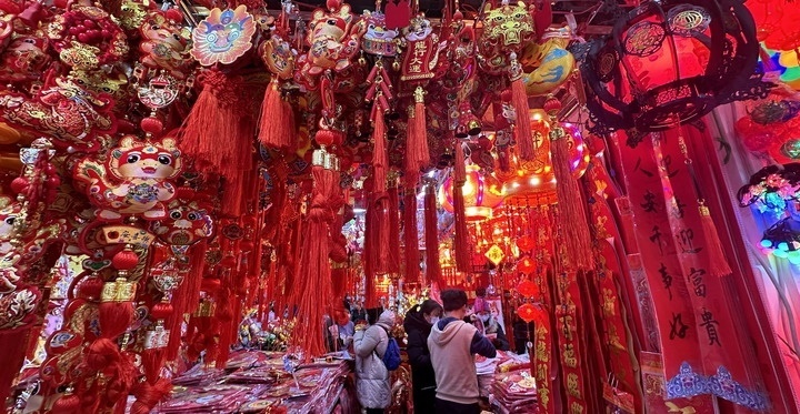 1月19日，市民在北京一商場內(nèi)選購春節(jié)裝飾品。新華社記者李欣攝