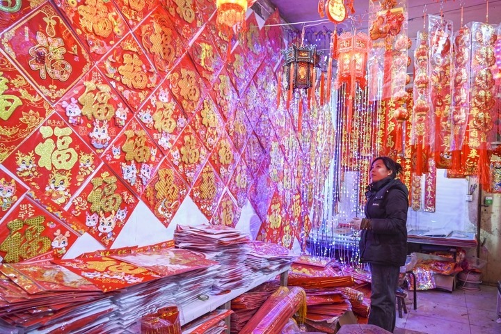 1月21日，在山西省晉中市平遙縣一家市場，市民在選購年貨。新華社發(fā)（梁生仁攝）