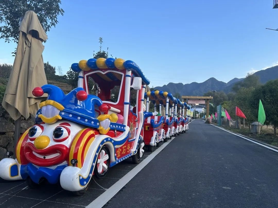 2023年10月，金石村集體出資購買了兩輛無軌觀光小火車。紫陽縣融媒體中心供圖