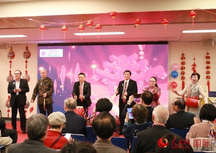 打擊樂合奏《春節(jié)序曲》。人民網 許可攝