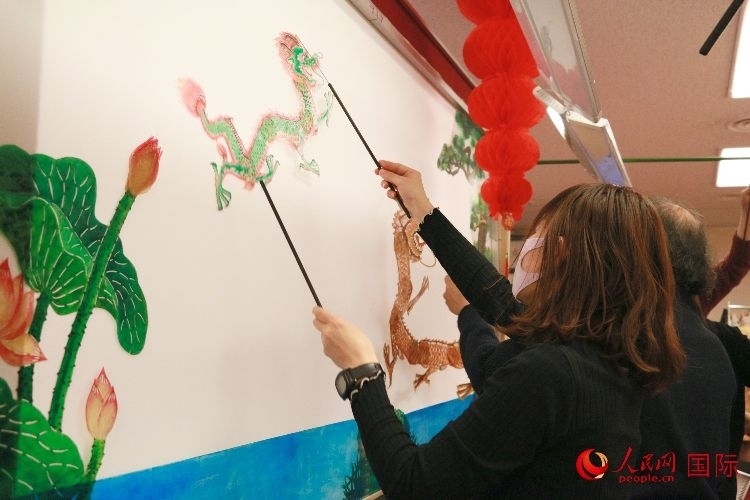 皮影戲表演。人民網 許可攝