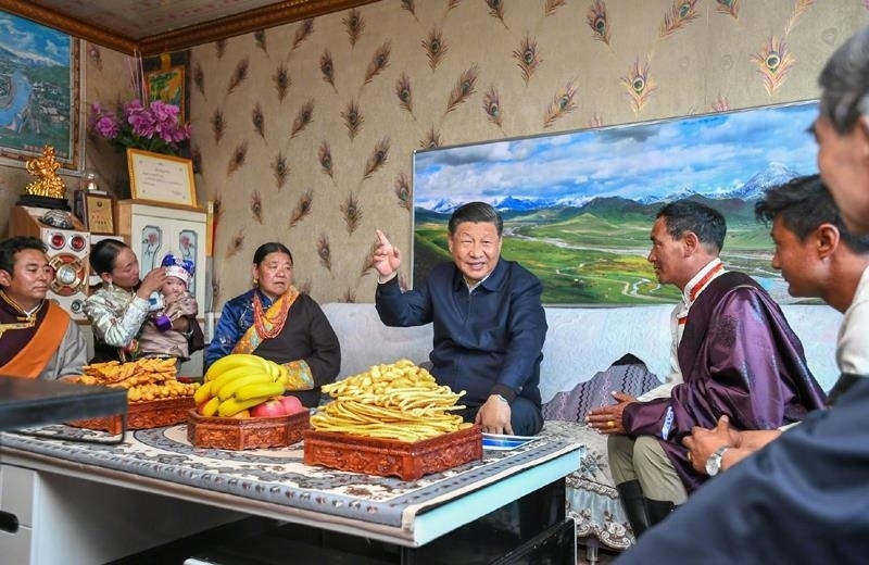 △2021年6月8日，習(xí)近平總書(shū)記在青海海北藏族自治州剛察縣果洛藏貢麻村，同藏族牧民索南才讓一家人圍坐在客廳聊家常。