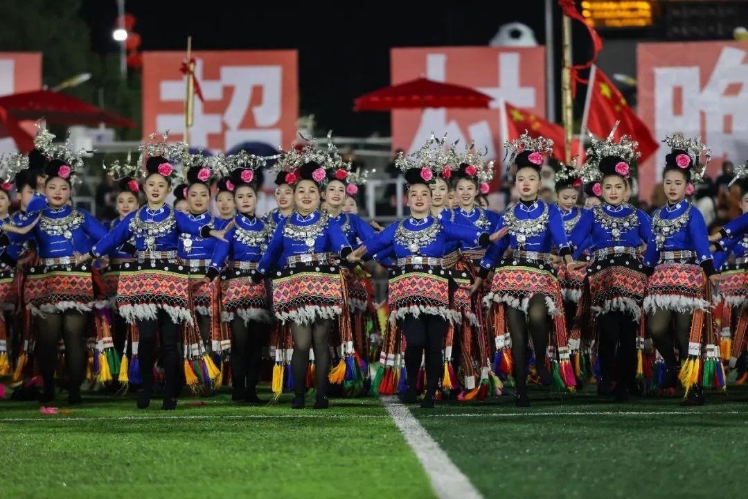 △2024年2月3日，2024年全國(guó)“村晚”示范展示活動(dòng)暨貴州“村超村晚”系列活動(dòng)之一的民族文化展演，在榕江縣“村超”足球場(chǎng)舉行。