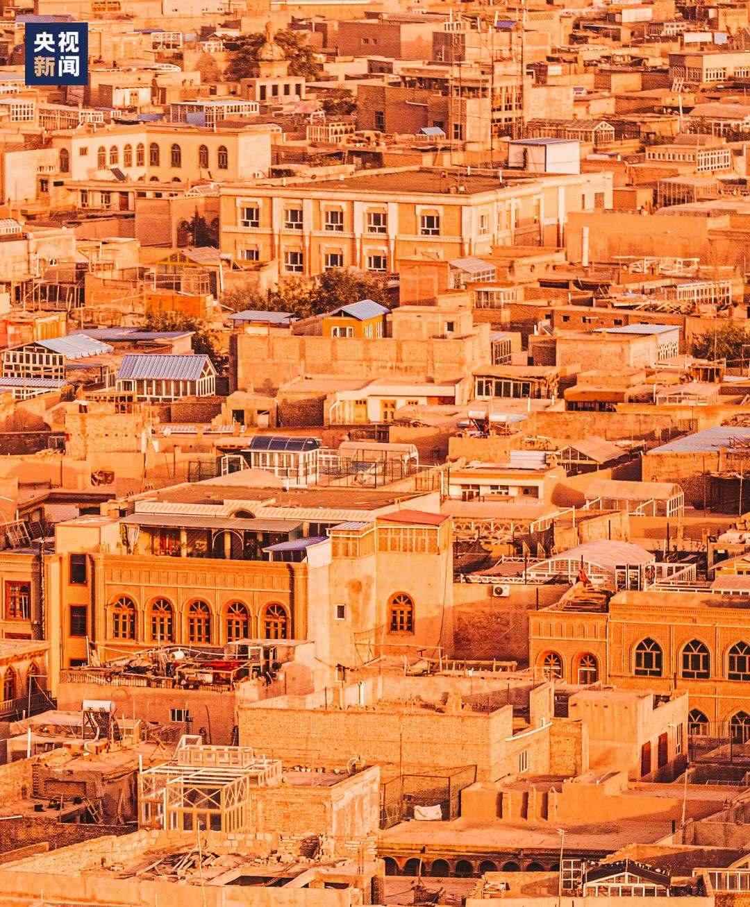 △喀什古城在天山和昆侖山的守護(hù)下，留住了千年前的樣子。