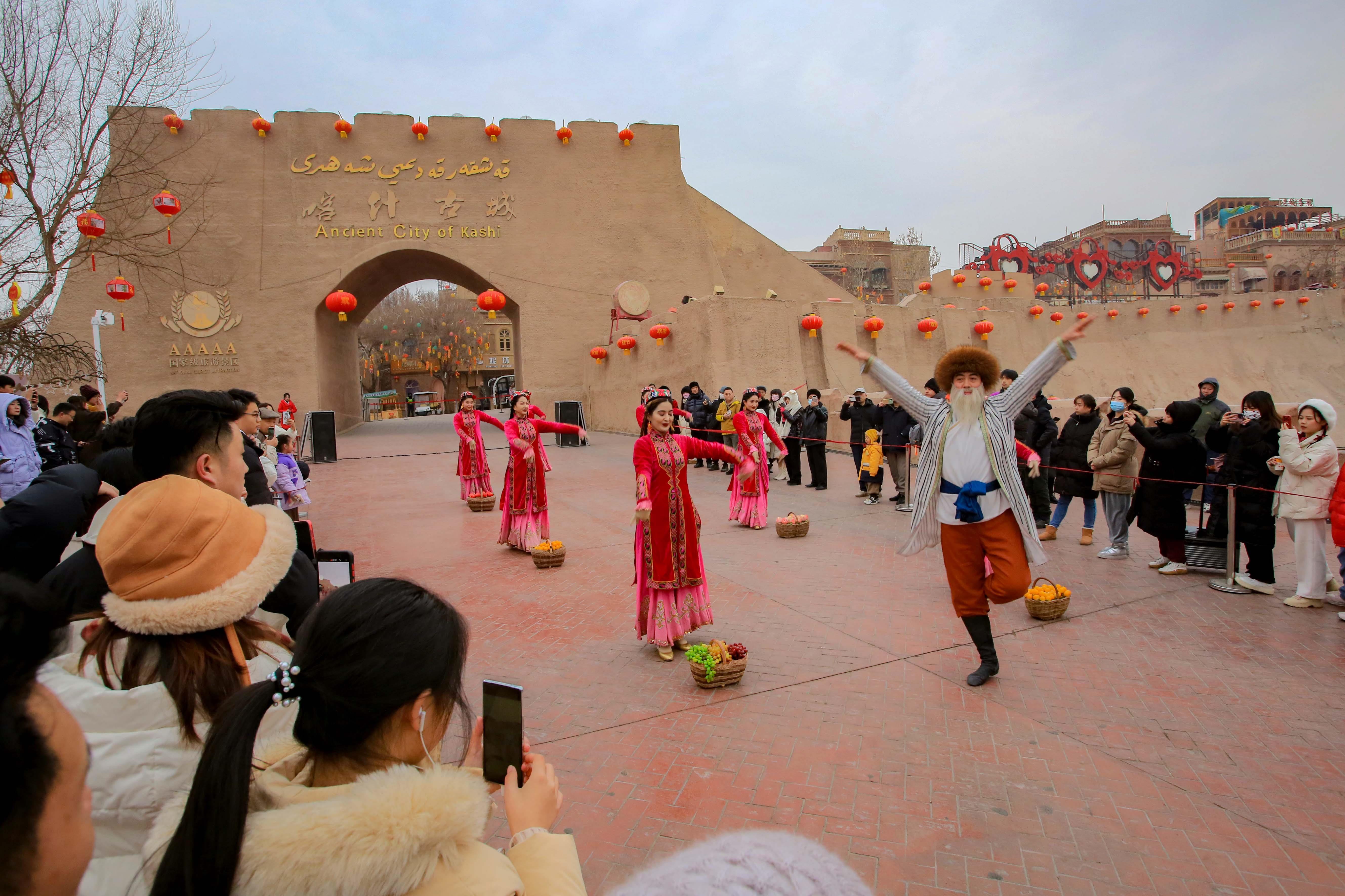 △2024年2月4日，演員在新疆喀什古城入城儀式上表演舞蹈。