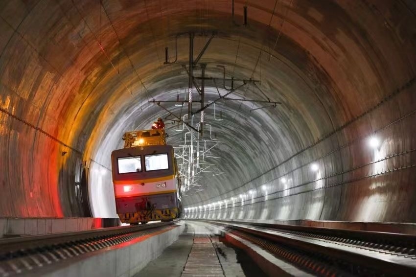 凌晨，接觸網(wǎng)作業(yè)車的燈光紅黃相間。胡鵬攝