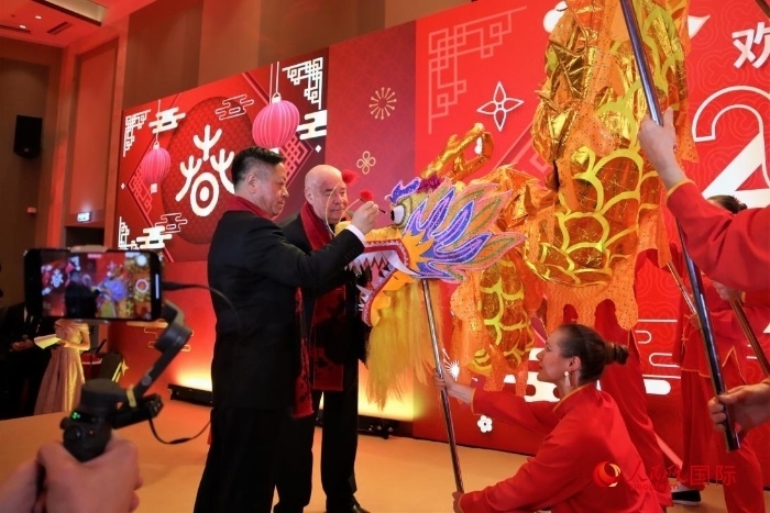 張漢暉（左）、施威特科（右）共同為彩龍點睛。于子恒攝