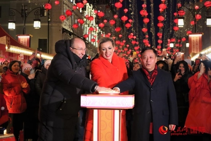 張漢暉、扎哈羅娃、科茲洛夫（從右至左）共同按下活動啟動按鈕。于子恒攝