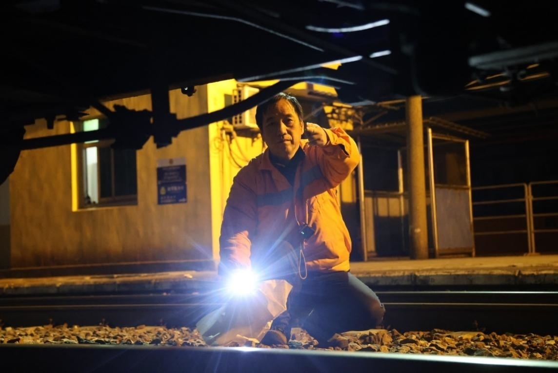 凌晨2點(diǎn)，李金饒正在檢查關(guān)門車。陸佳駿攝