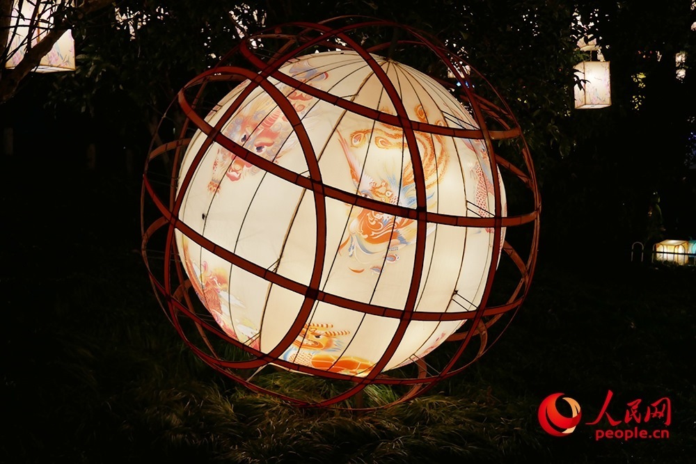 白鷺洲公園展出的燈彩作品。人民網(wǎng)記者 韋衍行攝