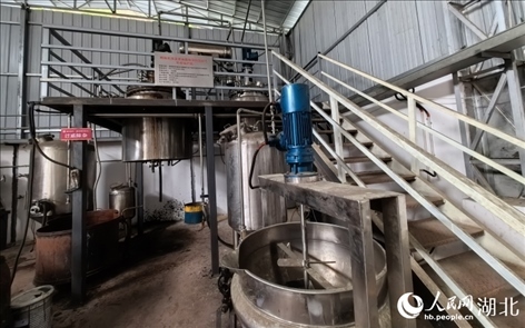 壩漆工業(yè)化量產(chǎn)設(shè)備。人民網(wǎng)記者 周雯攝