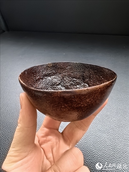 用橘子皮制成的碗。人民網(wǎng)記者 周雯攝