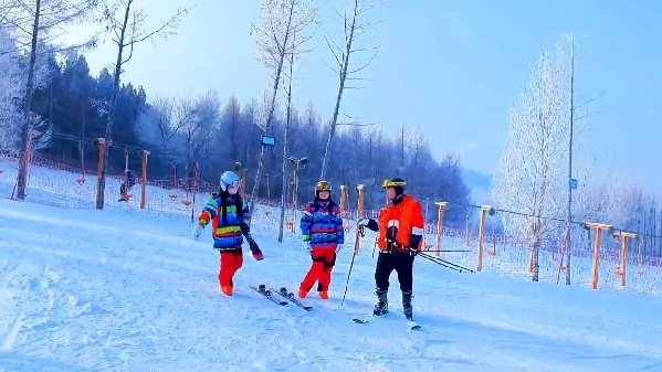 新春走基層｜滑雪場上過春節(jié)！冰城“冷資源”變成“熱經(jīng)濟(jì)”