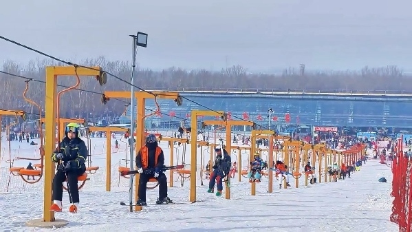 新春走基層｜滑雪場上過春節(jié)！冰城“冷資源”變成“熱經(jīng)濟(jì)”