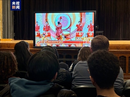 林肯中學(xué)師生觀(guān)看總臺(tái)龍年春晚英語(yǔ)版