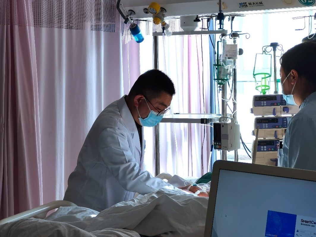 徐晉偉正在觀察患者體征。人民網(wǎng)記者 栗翹楚攝