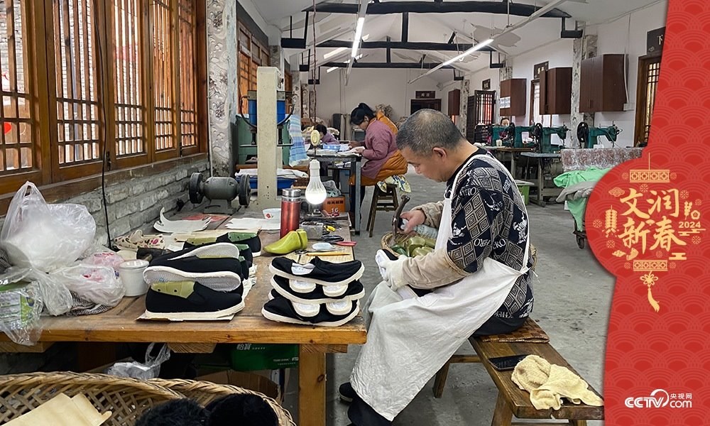 唐昌布鞋坊內(nèi)的工人正在趕制布鞋。王凡攝