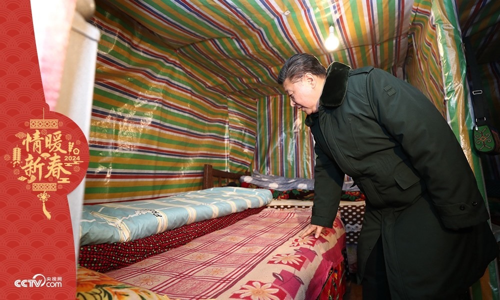 2018年2月11日，習(xí)近平總書記在四川三河村貧困戶吉好也求家中看望。