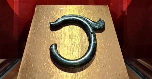 紅山文化C形玉龍。人民網(wǎng)記者 韋衍行攝