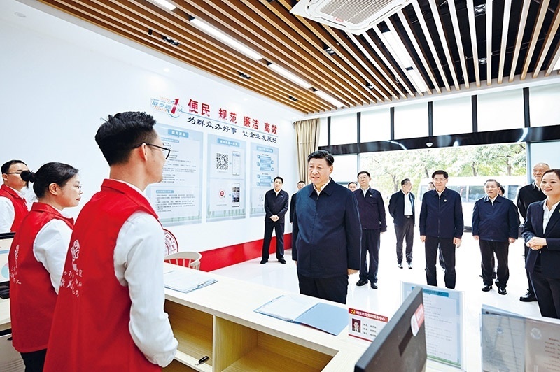 2023年12月14日至15日，中共中央總書(shū)記、國(guó)家主席、中央軍委主席習(xí)近平在廣西考察。這是14日上午，習(xí)近平在南寧市良慶區(qū)蟠龍社區(qū)黨群服務(wù)中心考察。 新華社記者 燕雁/攝