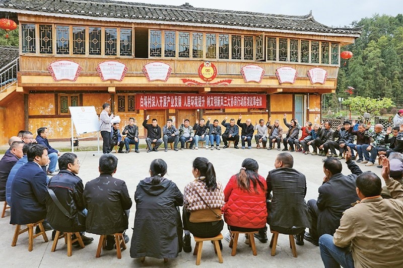 圖為2023年4月6日，貴州省黔東南苗族侗族自治州施秉縣白垛鄉(xiāng)白垛村村民在討論產(chǎn)業(yè)發(fā)展、人居環(huán)境提升、鄉(xiāng)村文明建設(shè)相關(guān)事宜。 人民圖片 磨桂賓/攝