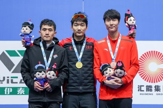 1月12日，“十四冬”速度滑冰（公開組）男子500米比賽，冠軍黑龍江隊選手高亭宇（中）、亞軍遼寧隊選手楊濤（左）、季軍河北隊選手李添龍在頒獎儀式上合影。新華社記者 王楷焱 攝