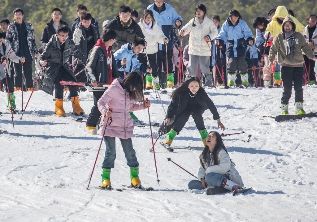 游客在重慶市南川區(qū)金佛山北坡滑雪場(chǎng)滑雪（2023年11月22日攝）。新華社發(fā)（瞿明斌攝）