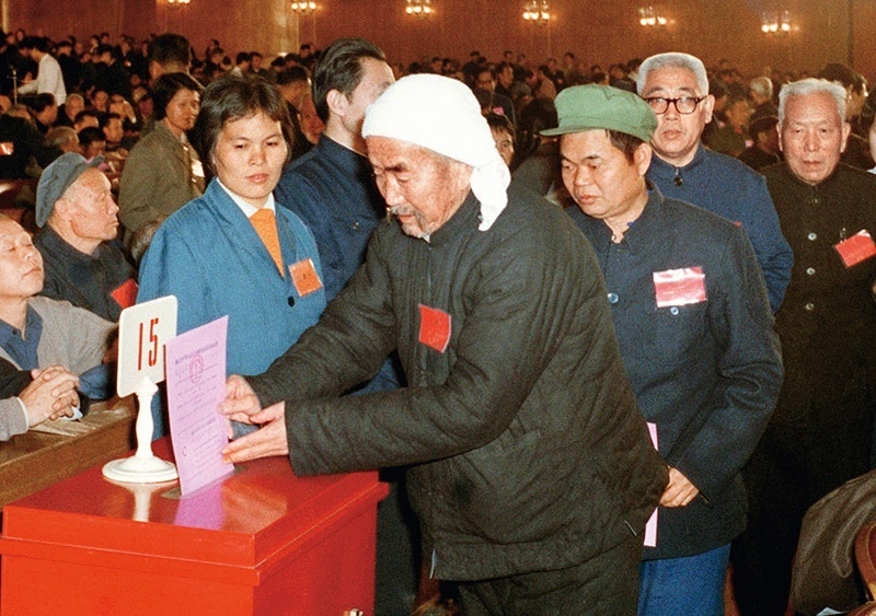 我國現(xiàn)行憲法于1982年12月4日由第五屆全國人大第五次會議通過并公布施行。根據(jù)改革開放和社會主義現(xiàn)代化建設(shè)的實踐和發(fā)展，全國人大于1988年、1993年、1999年、2004年、2018年先后5次作出必要的、也是十分重要的修正。圖為出席第五屆全國人民代表大會第五次會議的代表投票表決《中華人民共和國憲法》（資料照片）。 新華社發(fā)