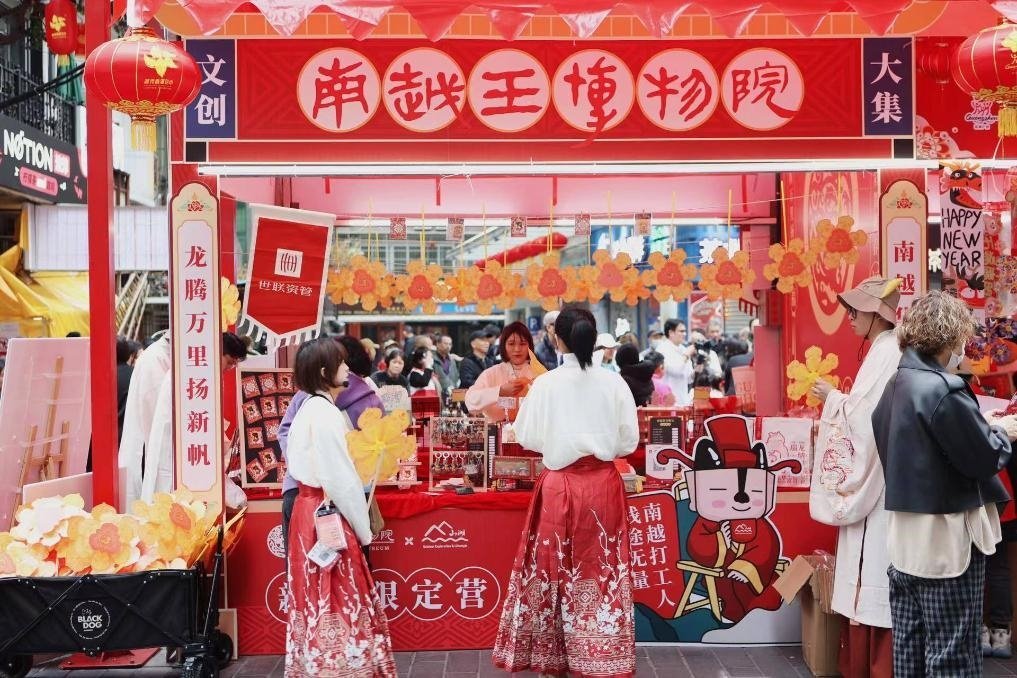 在西湖花市的南越王博物院攤位，文創(chuàng)與花市的跨界融合吸引了不少市民游客駐足。（南越王博物院供圖）