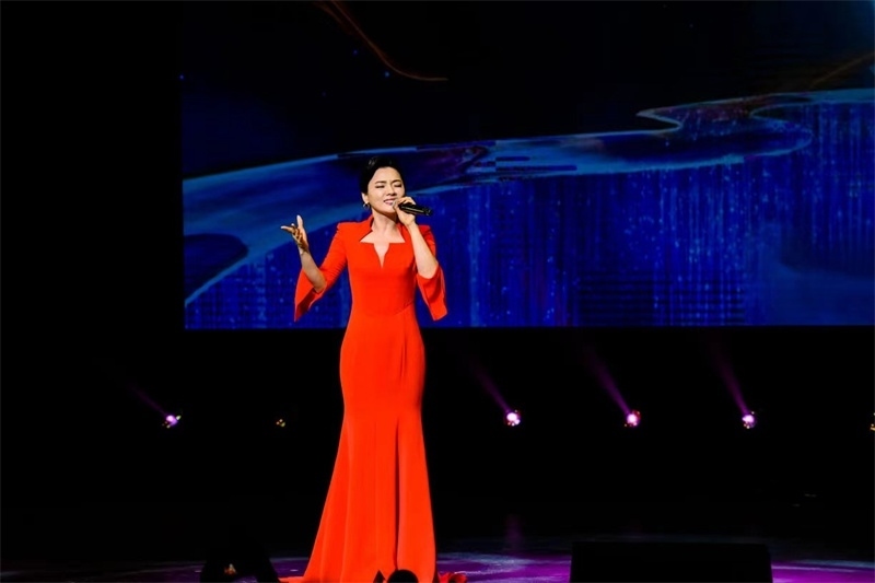 女高音歌唱家陳思思演唱《但愿人長久》。趙 靖攝
