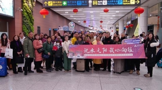 2月11日，一批馬來西亞游客抵達沈陽桃仙國際機場。新華社發(fā)
