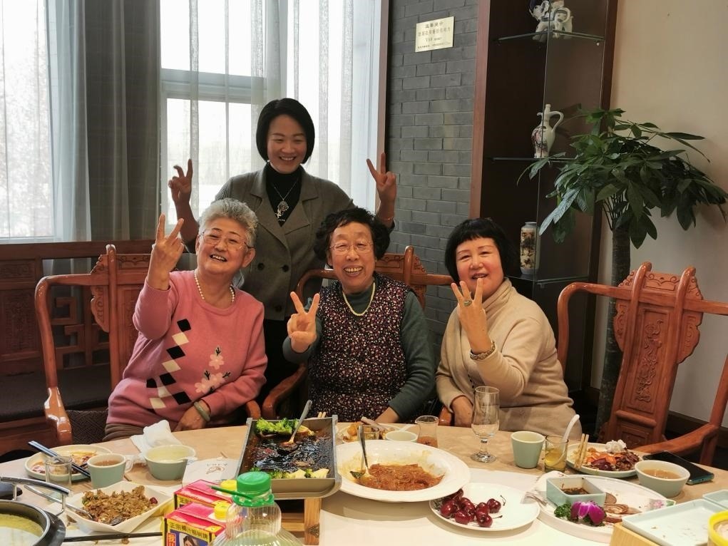 吳釗（前排左一）和鄰居一起在天津過年。（采訪對象供圖）