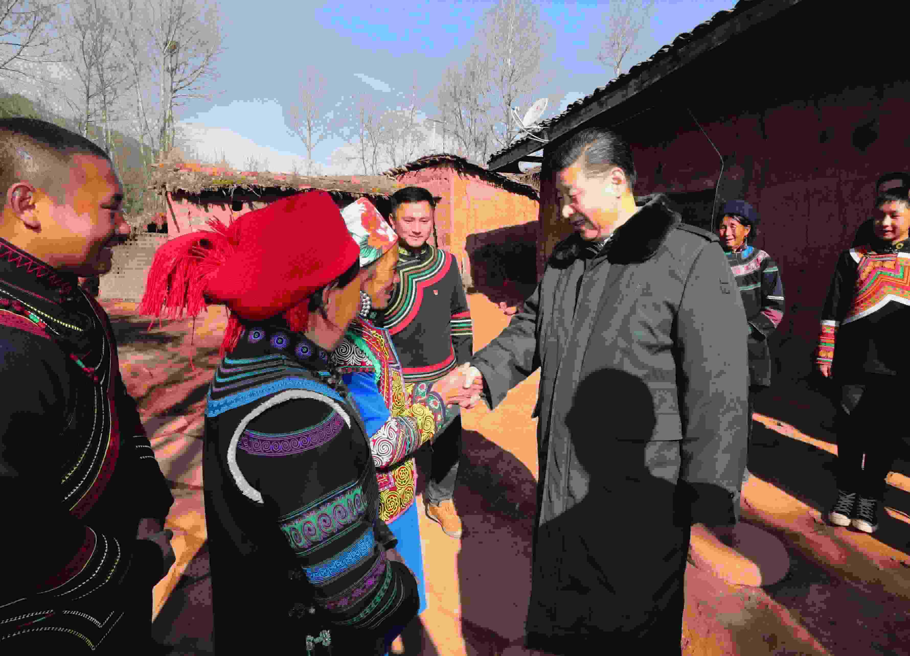 △ 2018年2月11日，習近平總書記驅(qū)車2個多小時，從四川西昌市來到位于大涼山深處的昭覺縣三岔河鄉(xiāng)三河村、解放鄉(xiāng)火普村，走進彝族貧困群眾家中，看實情、問冷暖、聽心聲，同當?shù)馗刹咳罕姽采叹珳拭撠氈摺? width=