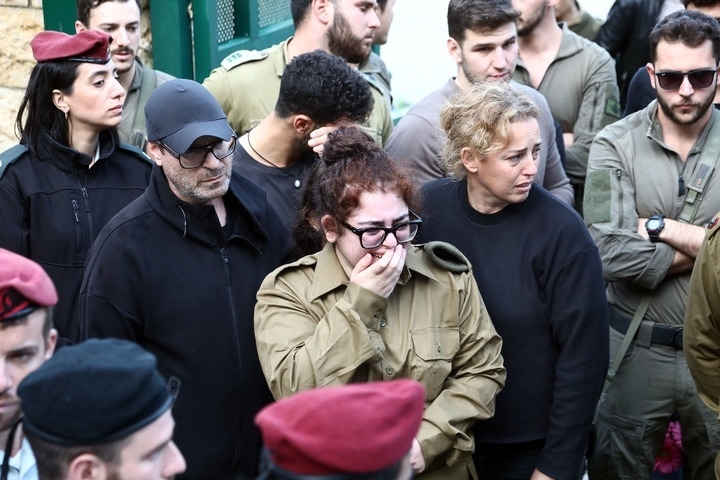 1月23日，在以色列特拉維夫的一處公墓，人們參加一名以色列士兵的葬禮。新華社發(fā)（吉德翁·馬科維奇攝/基尼圖片社）