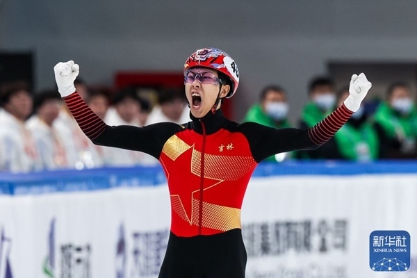 吉林隊(duì)選手孫龍沖線后慶祝勝利。新華社記者 李博 攝