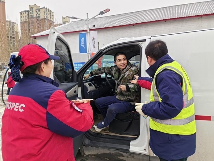 加能站員工為雪天到站充電的司機(jī)送來泡面并邀請他到站里休息。受訪者供圖