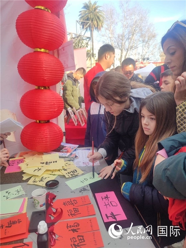 羅馬當(dāng)?shù)孛癖妼h字充滿興趣。人民網(wǎng)記者鄭彬攝