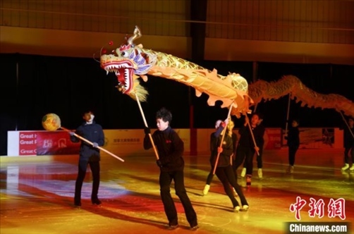 當(dāng)?shù)貢r(shí)間2月17日晚，作為農(nóng)歷甲辰龍年“歡樂(lè)春節(jié)”系列活動(dòng)之一，別具特色的青少年冰上春晚在加拿大多倫多舉行。圖為青少年表演冰上舞龍。 中新社記者 余瑞冬 攝