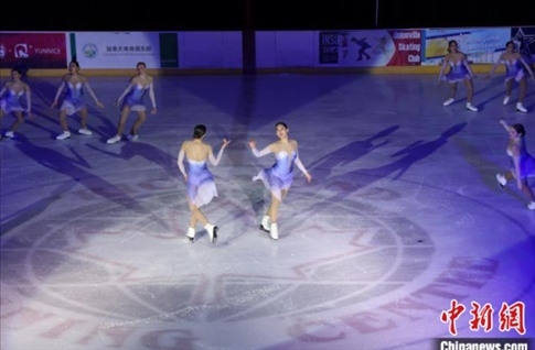 當(dāng)?shù)貢r(shí)間2月17日晚，青少年冰上春晚在加拿大多倫多舉行。圖為曾獲加拿大全國(guó)冠軍的一支青少年花滑隊(duì)進(jìn)行集體自由滑表演。 中新社記者 余瑞冬 攝