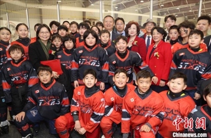 當(dāng)?shù)貢r(shí)間2月17日晚，青少年冰上春晚在加拿大多倫多舉行。圖為中國(guó)駐多倫多總領(lǐng)事羅偉東和主辦方代表、與會(huì)嘉賓與“未來(lái)之星”冰球隊(duì)華裔少年冰球手們合影。 中新社記者 余瑞冬 攝