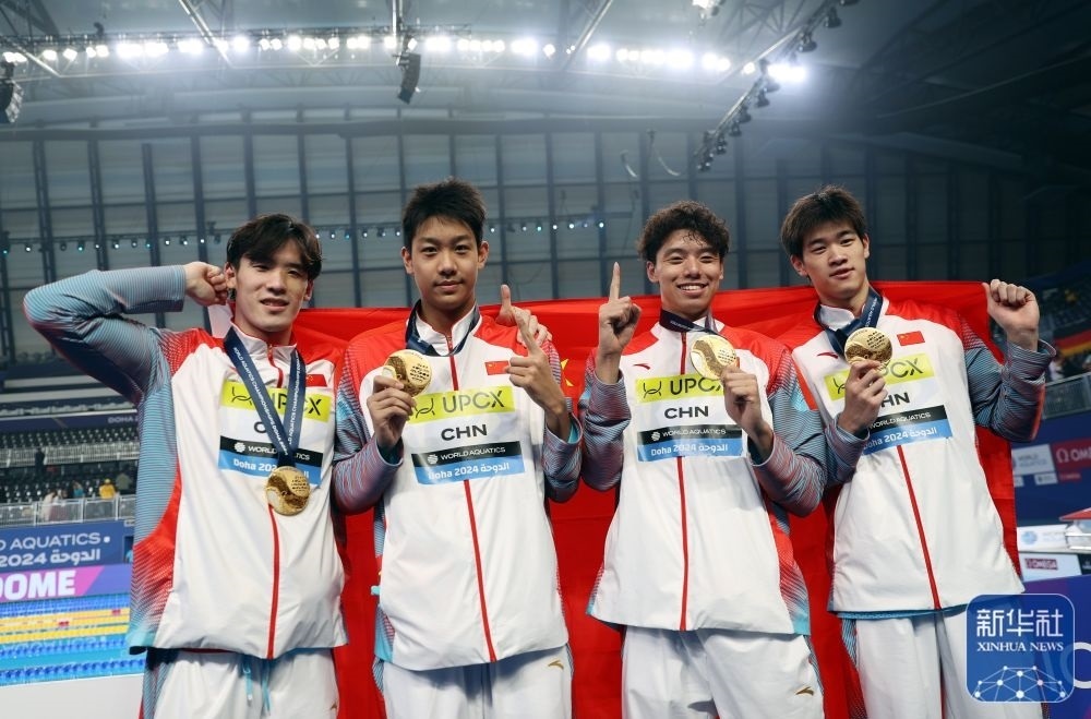 2月11日，2024年多哈游泳世錦賽男子4×100米自由泳接力決賽，中國隊選手王浩宇、張展碩、季新杰和潘展樂（從左到右）在頒獎儀式后合影慶祝。新華社記者 雒圓 攝