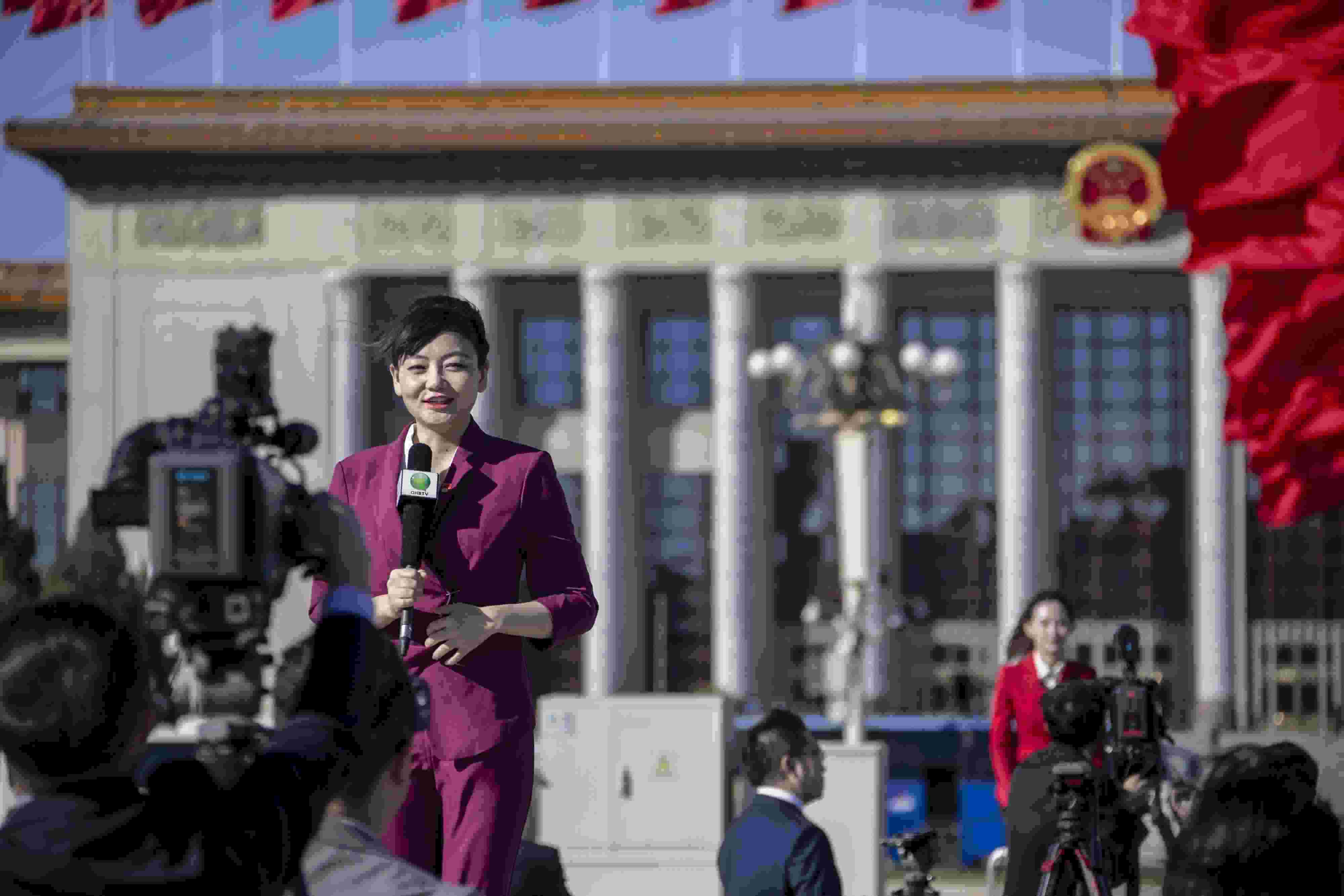 △ 2022年10月22日，北京人民大會堂，中國共產(chǎn)黨第二十次全國代表大會勝利閉幕，媒體記者戶外進(jìn)行現(xiàn)場報道。